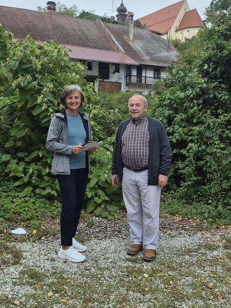 Bürgermeisterkandidatin Ursula Tafelmayer mit Heimatexperte Johann Girnghuber